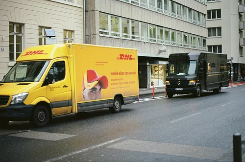Urban street life – package delivery. Leica R7 (1994), Summilux R 1.4 50mm (1983). Hi Res analog scan by www.totallyinfocus.com – Kodak Ektar 100
